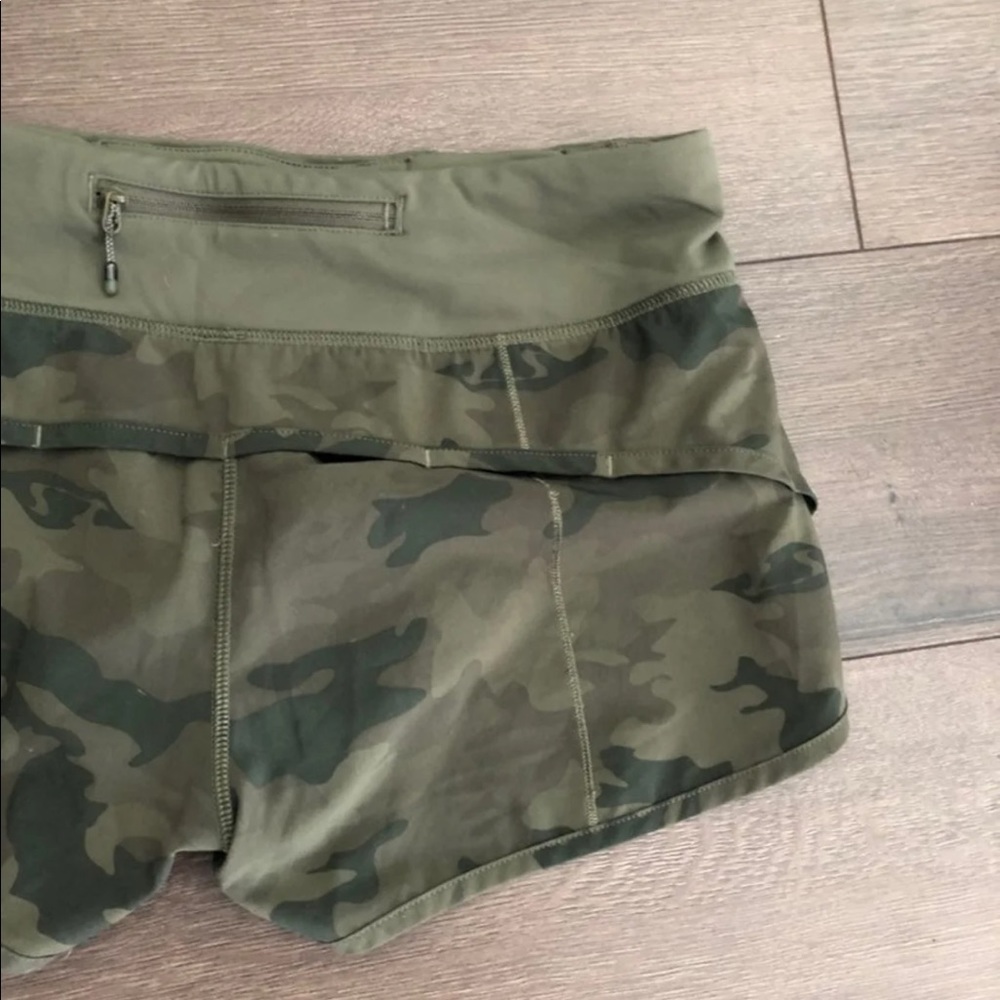 RARE! π Lululemon Camo Speed Shorts Sz. 4 β 2.5β - Picture 8 of 12